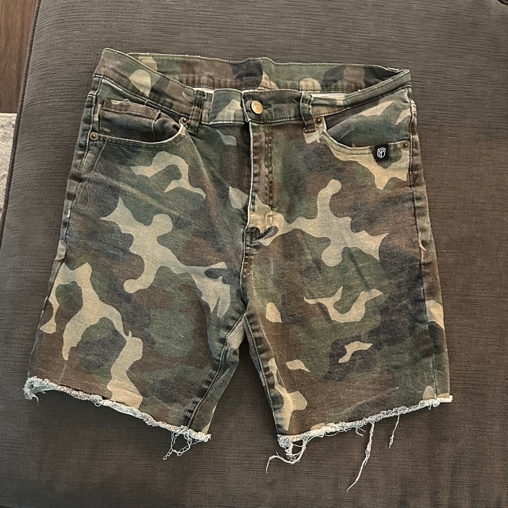 OSOK Men’s Camo Shorts (XL)